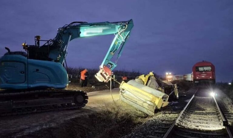 Horror-Crash auf Bahnstrecke: Zug erfasst Straßenwalze (FOTOS)