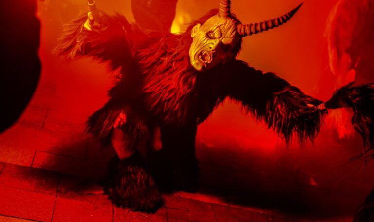 Krampus-Horror: 44-Jähriger bei Familienspaziergang attackiert