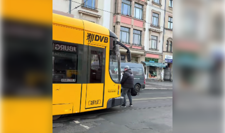 Straßenbahn-Fahrer rammt Fußgänger – mit Absicht (VIDEO)