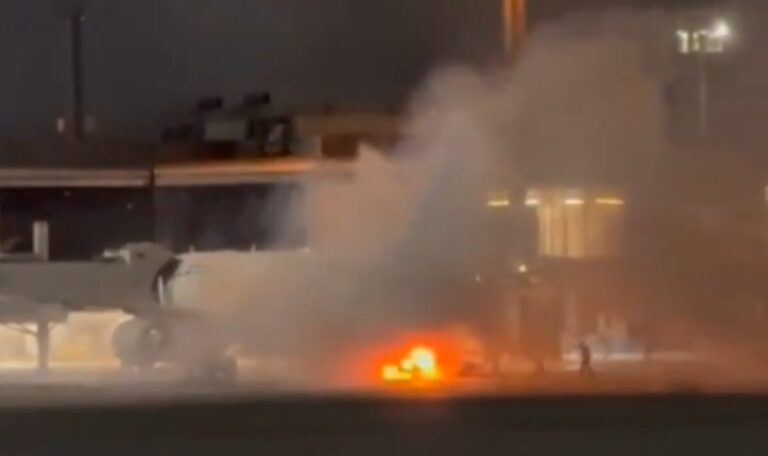 Gepäckwagen setzt Flieger mit 180 Passagieren in Brand (VIDEOS)