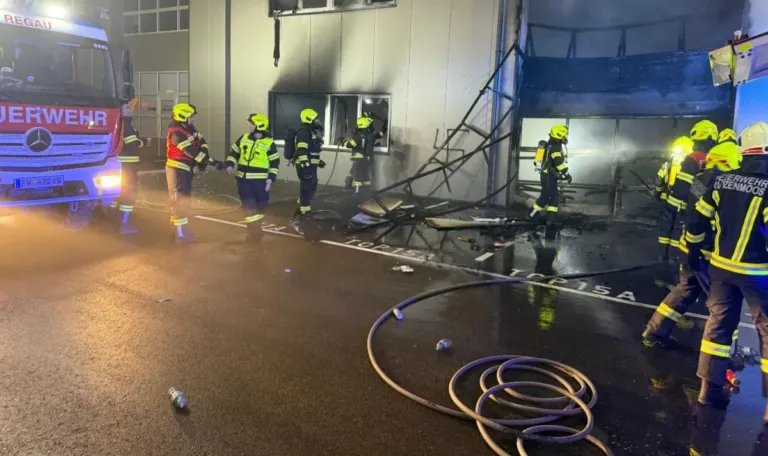 Nazi-Symbol und mehrere Brandherde: Feuerwehr-Großeinsatz