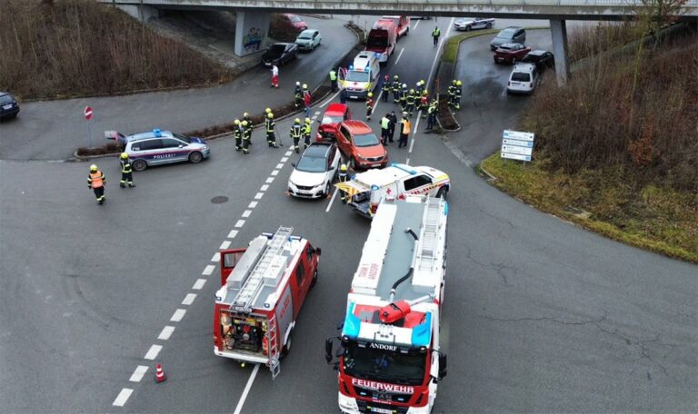 Sekunden der Unachtsamkeit: Dreifach-Crash endet im Spital (VIDEO)