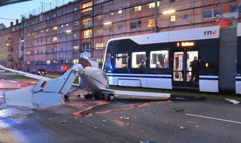 Mitten im Abendverkehr: Flugzeug landet auf Hauptstraße (FOTOS+VIDEO)