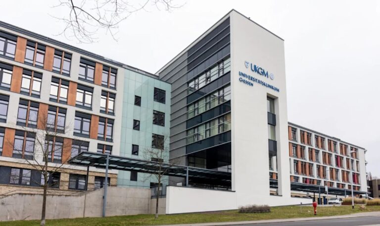 Tödliche Eskalation: Patient stürmt mit Schere auf Ärzte – Polizei drückt ab