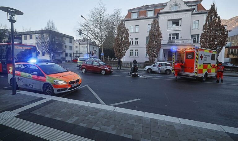 Vereiste Scheiben: 74-jähriger Lenker rammt Senior im Krankenfahrstuhl (FOTOS)
