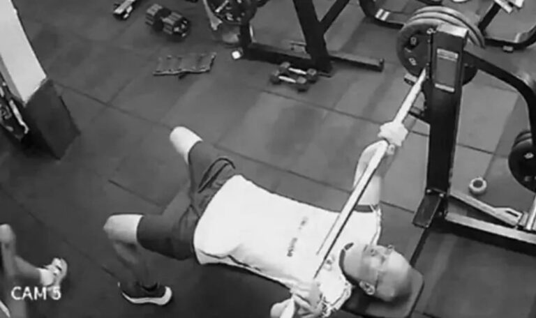 Hantel fällt auf die Brust: Vater kommt bei Fitnessstudio-Unfall ums Leben (VIDEO)