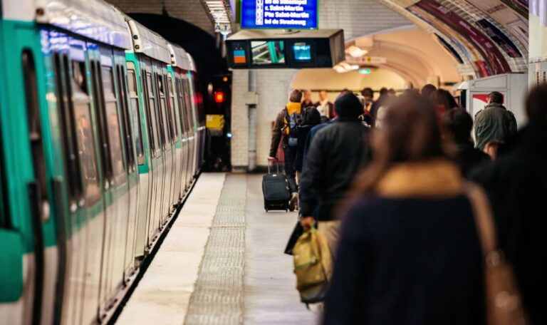 Breaking News: Malier (23) sticht auf Frauen in drei Metro-Stationen ein
