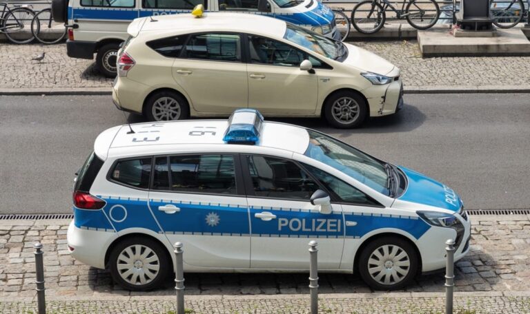 Schüsse auf Taxi! Mann lebensgefährlich verletzt
