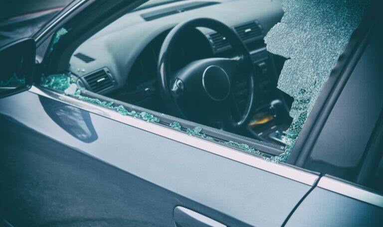 Aus Langeweile“: Jugendliche verwüsten Wiener Taxis mit Nothämmern