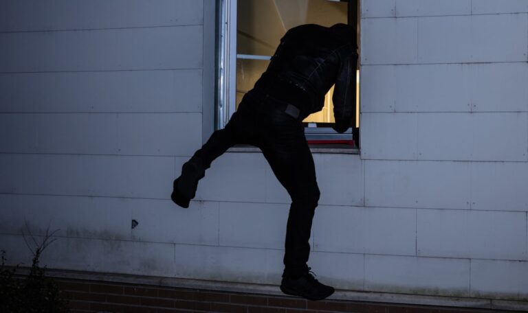 Live zugesehen: Bewohner filmte Einbrecher in eigener Wohnung