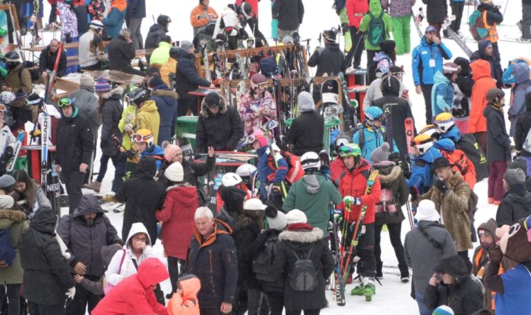 Desaster: Skifahrer warten stundenlang vor leeren Pisten