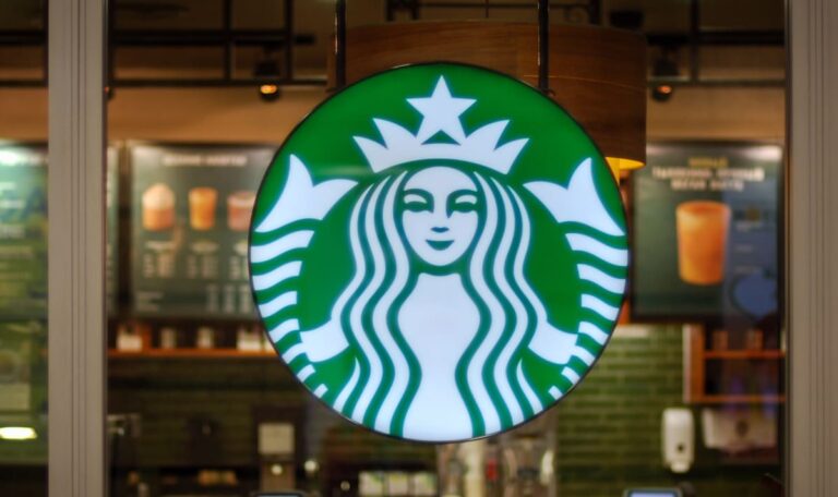 Starbucks droht Mega‑Strafe – Millionen wegen Arbeitsrechts‑Skandal!