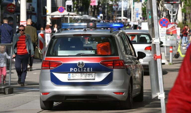 Zugchaos in Wien: Randalierer verschanzt sich mit Klappmesser gegen WEGA