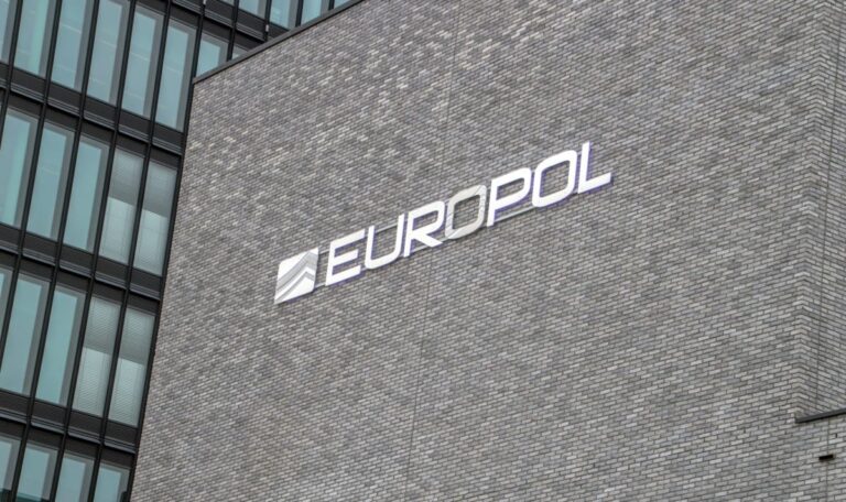 Interpol fahndet nach 30-Jährigem: Letzte Spur führt zu Geschäftsgebäude in Bosnien und Herzegowina