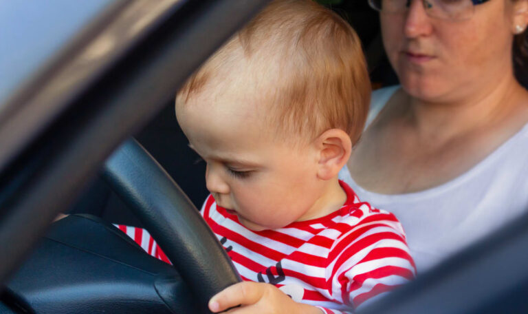 Regelrecht geschockt“: Einjähriges Kind lenkt Auto während Mutter am Handy tippt