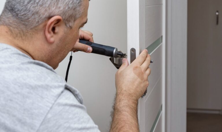 Tür zu, Geld weg: Handwerker-Notdienste kosten jetzt ein Vermögen