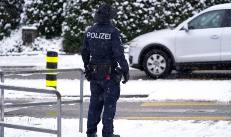 Polizeieinsatz in St. Anton: 22-Jähriger droht mit täuschend echter Pistole
