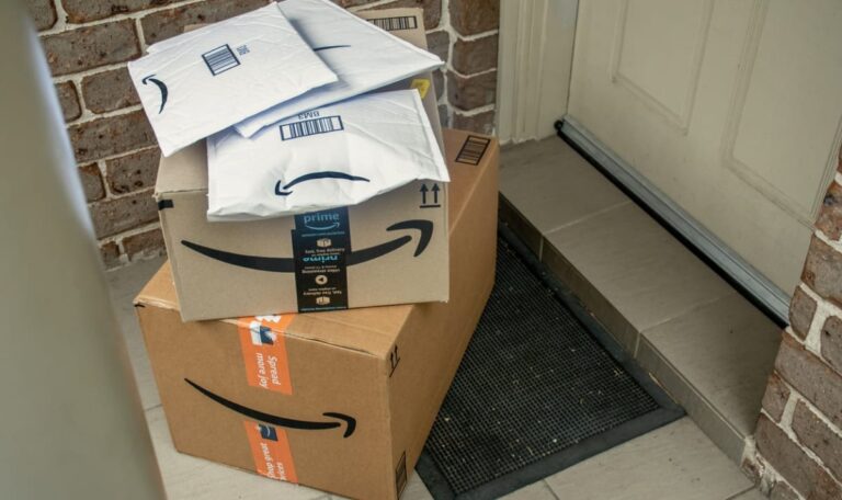 Stiegenhaus-Chaos: Online-Riesen erlauben Paket-Ablage ohne Ihr Wissen