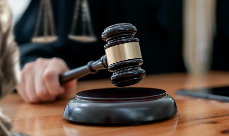 Kopftuch-Streit: Gericht verbietet Muslimin die Richterrobe
