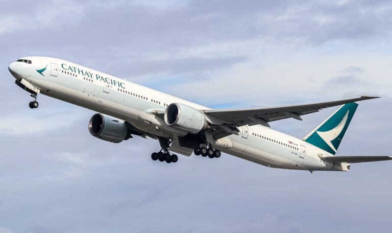 Horror-Flug: 20-Jähriger reißt an Flugzeugtür