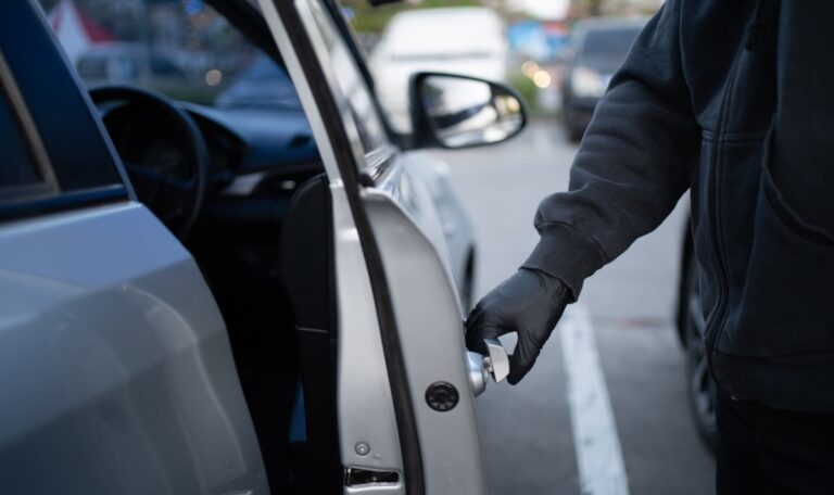 Dreiste Autodiebe auf Beutetour: Polizei warnt vor „Schnallern