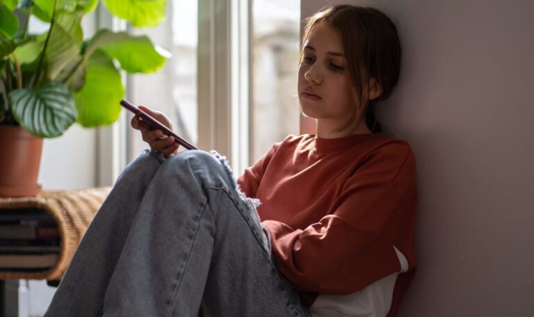Digital vernetzt, emotional einsam: Jugend-Notruf schlägt Alarm
