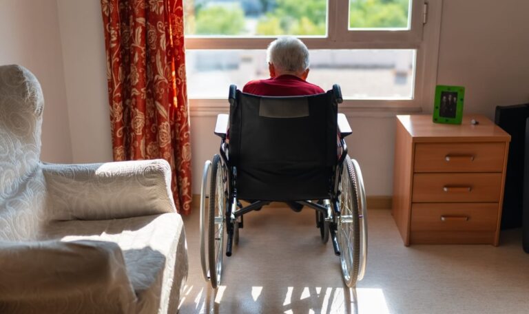 Horror über den Wolken: Familie schmuggelte tote Oma im Rollstuhl