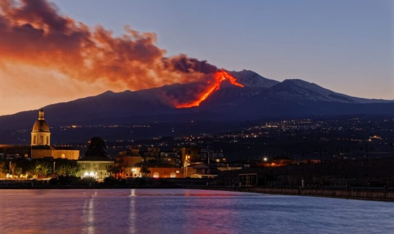 Feuer-Inferno auf Sizilien: Ätna spuckt kilometerlange Lavazungen