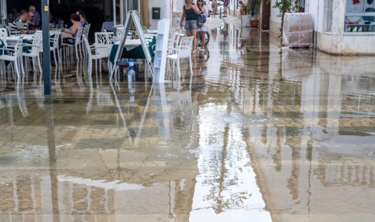 Wassermassen fluten Einkaufszentrum – Besucher auf der Flucht