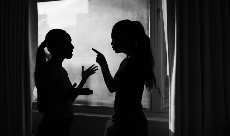 Familienstreit im Einkaufsstress: Mit Vasen und Pfannen geworfen – Kunden fliehen