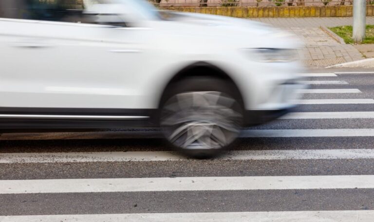 Deutscher rast über Zebrastreifen – Mädchen gegen Bus geschleudert