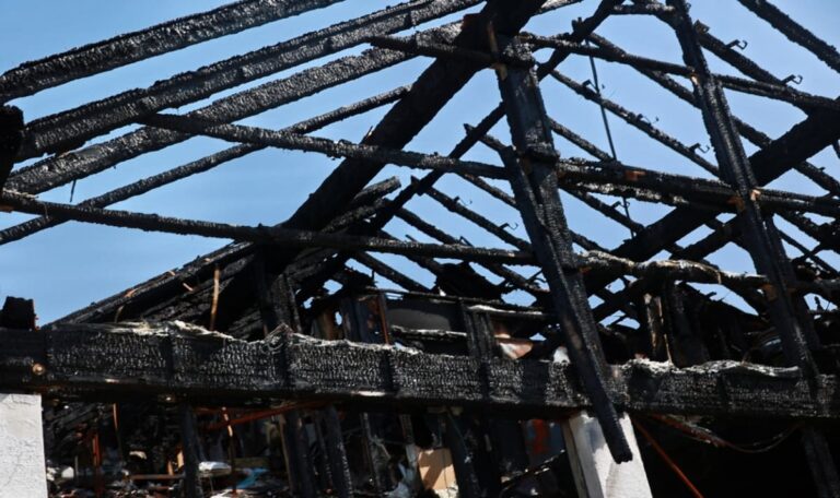 Drama in der Nacht: Flammen verschlingen Haus während Oma schläft