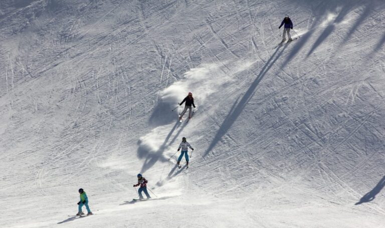 Beliebtes Skigebiet schließt – Familien enttäuscht über kurzen Winterspaß