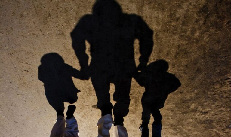 Fernglas im Gebüsch: 74-Jähriger verfolgte Schülerin – nur Bewährung