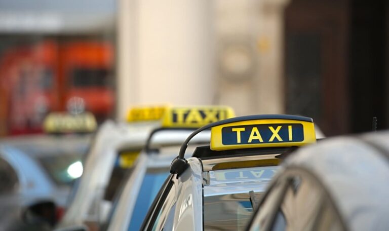 Taxi-Aufstand 2.0: 1.200 Fahrer ziehen durch Wien gegen Uber-Macht