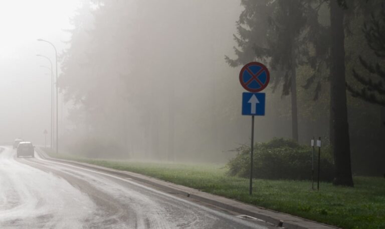 Gefährlicher Nebel-Mix legt Straßen lahm – Wetterchaos in Österreich