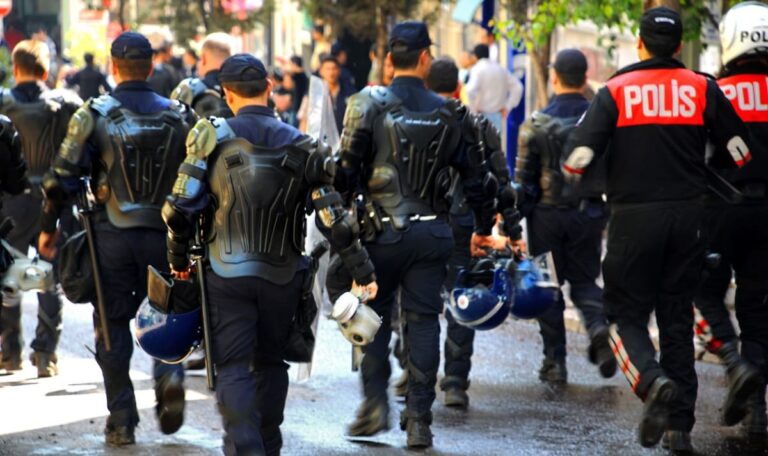 IS-Razzia eskaliert: Blutige Schießerei fordert neun Tote in der Türkei