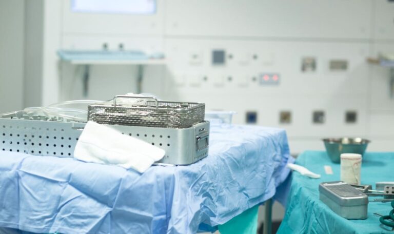 Tragödie im OP-Saal: Ermittlungen nach Tod einer 17-Jährigen