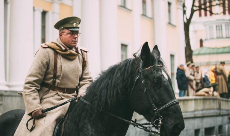 Kriegstaktik aus längst vergangener Zeit? – Warum Putin jetzt auf Pferde setzt