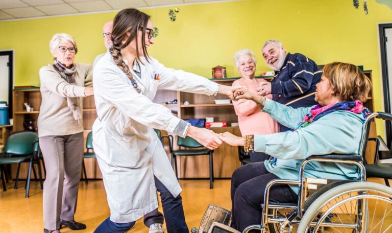 77% Frauenanteil: Pflege-Boom trotzt der Wirtschaftsflaute