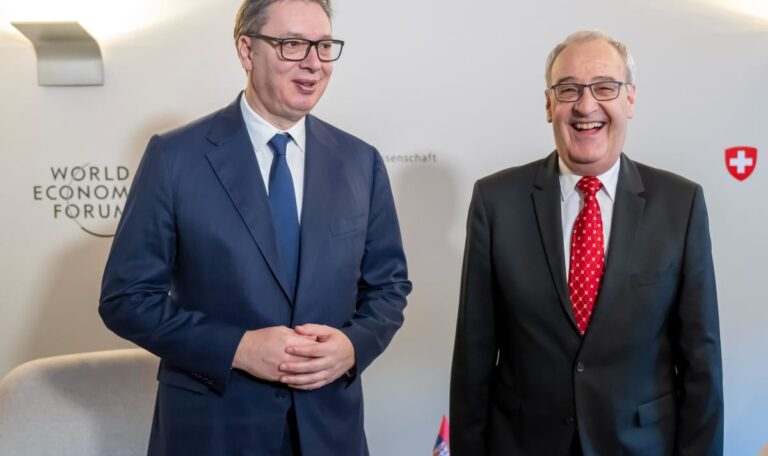 Vucic zeigt IKEA-Zimmer im reichen Davos – zu kurze Betten für Staatschef