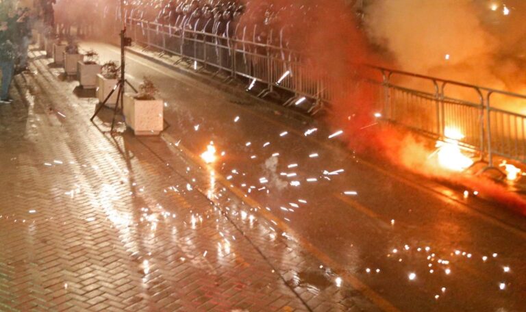 Albanien brennt: Molotow-Cocktails und Tränengas bei Regierungsprotesten