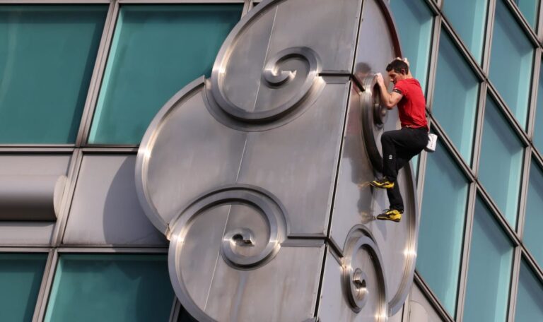 Todesmutiger Extremsportler erobert 508-Meter-Wolkenkratzer ohne Seil (VIDEOS)