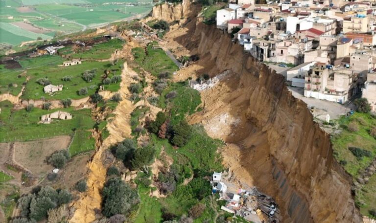 Millionenschäden und Massenevakuierung: Sizilien versinkt im Chaos