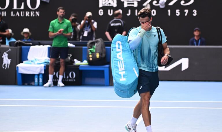 Verletzungs-Drama in Melbourne: Djokovic zieht ins Halbfinale ein