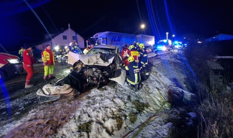 Tödlicher Frontalcrash: Lenker im Autowrack eingeklemmt