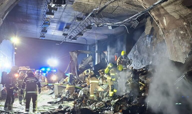 Massive Staus am Wochenende“: Tunnelbrand legt Autobahn lahm (FOTOS)