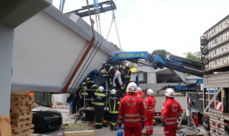 50-Tonnen-Brücke stürzt auf Lkw – Eingeklemmter Fahrer muss Strafe zahlen