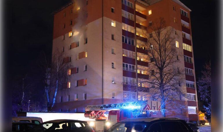 Christbaum ging in Flammen auf – Mutter und Kind entkommen knapp (FOTOS)