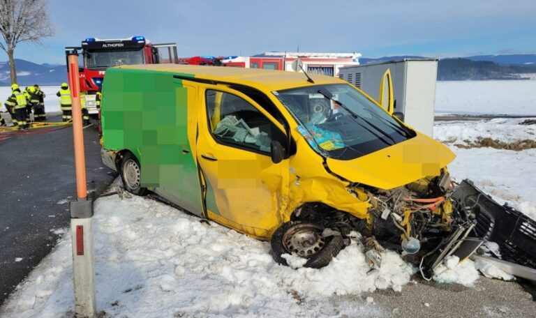 Kleintransporter kracht in Pkw – zwei Schwerverletzte